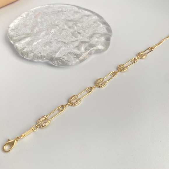 Gold or sliver paper clip diamond bracelet - Picture 4 of 10